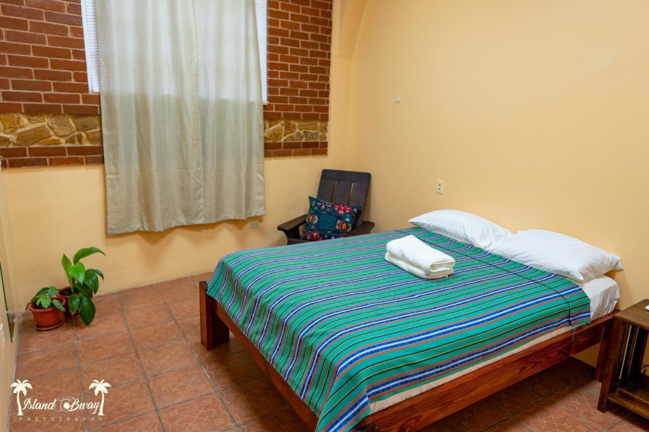 Yellow Belly Backpackers San Ignacio Exterior photo